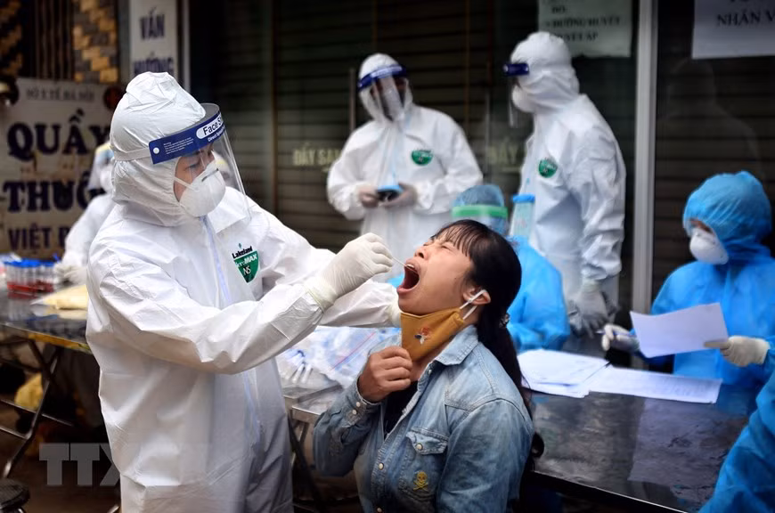 A local resident is tested for SARS-CoV-2 in Ha Loi hamlet (Photo: VNA)