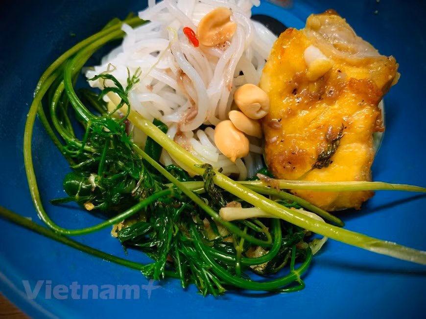 Dip fish and vegetables in shrimp paste sauce and serve with rice vermicelli and peanut (Photo: Dau Dau/Vietnam+)