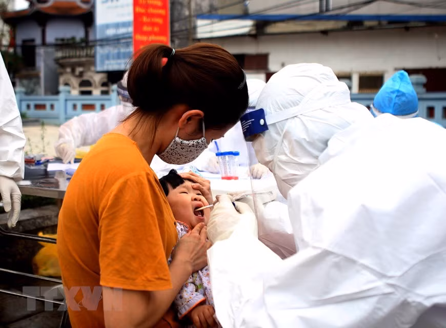 Local residents are tested for SARS-CoV-2 in Ha Loi hamlet (Photo: VNA)