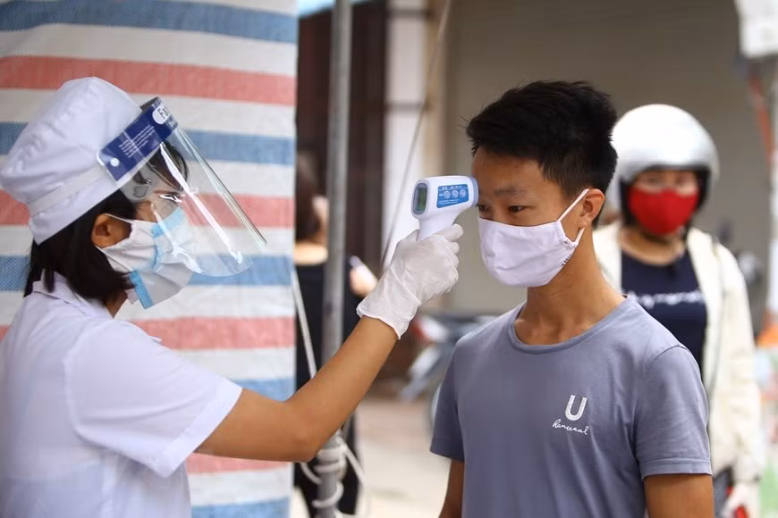 Locals’ body temperature is measured frequently (Photo: VNA)