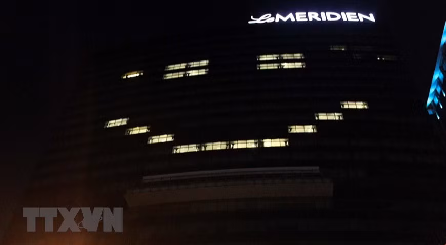 Le Maridien on Ton Duc Thang street in District 1 sends a message of ‘Our smiles for a bright future’ via their smiling face symbol with light (Photo: VNA)