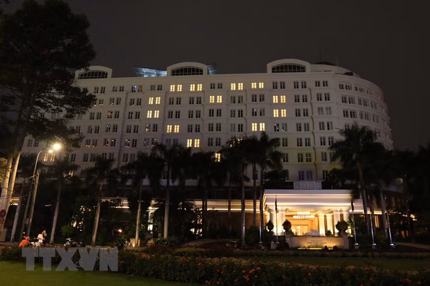 Rooms at Park Hyatt Saigon Hotel in District are lit up into a heart symbol to send love to frontline warriors (doctors, soldiers, etc.) in the fight against COVID-19 (Photo: VNA)
