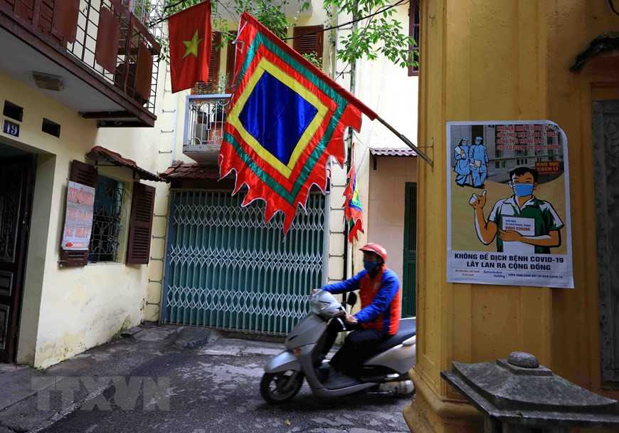 Hanoians even could see posters on COVID-19 prevention and control in small alleys (Photo: VNA)