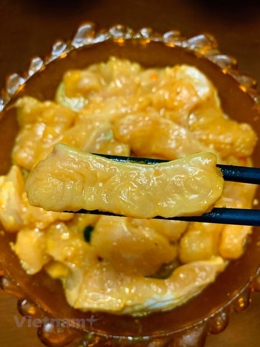 Marinate the fish that has been prepared with finely chopped lesser galangal tubers, lemongrass and shallot juice and pork fat which has been used to stir-fry turmeric Let the fish sit in two hours (Photo: Dau Dau/Vietnam+)