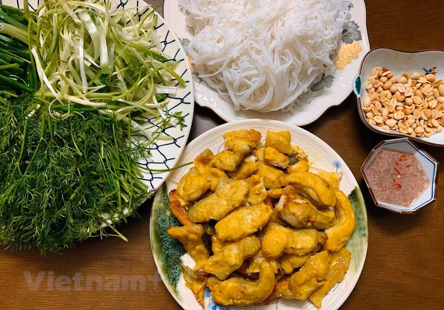 - Put roasted peanut, dill, scallion, rice vermicelli on different dishes; - Make dipping sauce by mixing well shrimp paste, chopped chili, lime juice, rice liquor and sugar; - Prepare a portable stove and a small pan - Pour pork fat (or vegetable oil) into pan (Photo: Dau Dau/Vietnam+)
