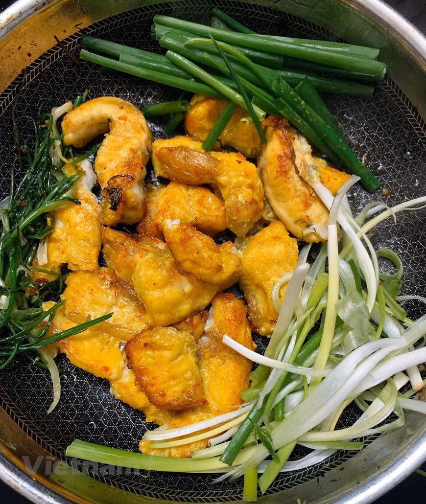 The dish is served hot by frying the fish and side vegetables right on dining table (Photo: Dau Dau/Vietnam+)
