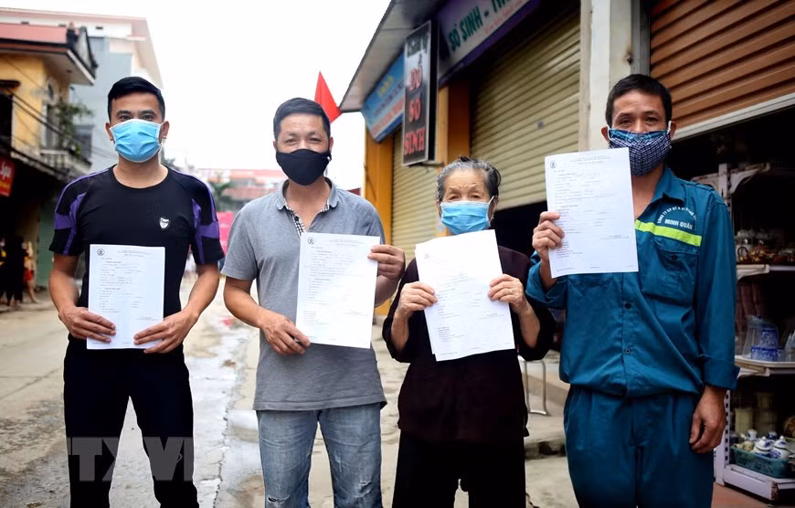 Locals voluntarily register for testing for novel coronavirus (Photo: VNA)