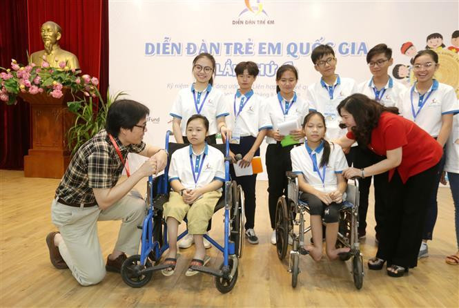 Deputy Minister of Labour, Invalids and Social Affairs Nguyen Thi Ha presents gifts to participating children at the event (Photo:VNA)