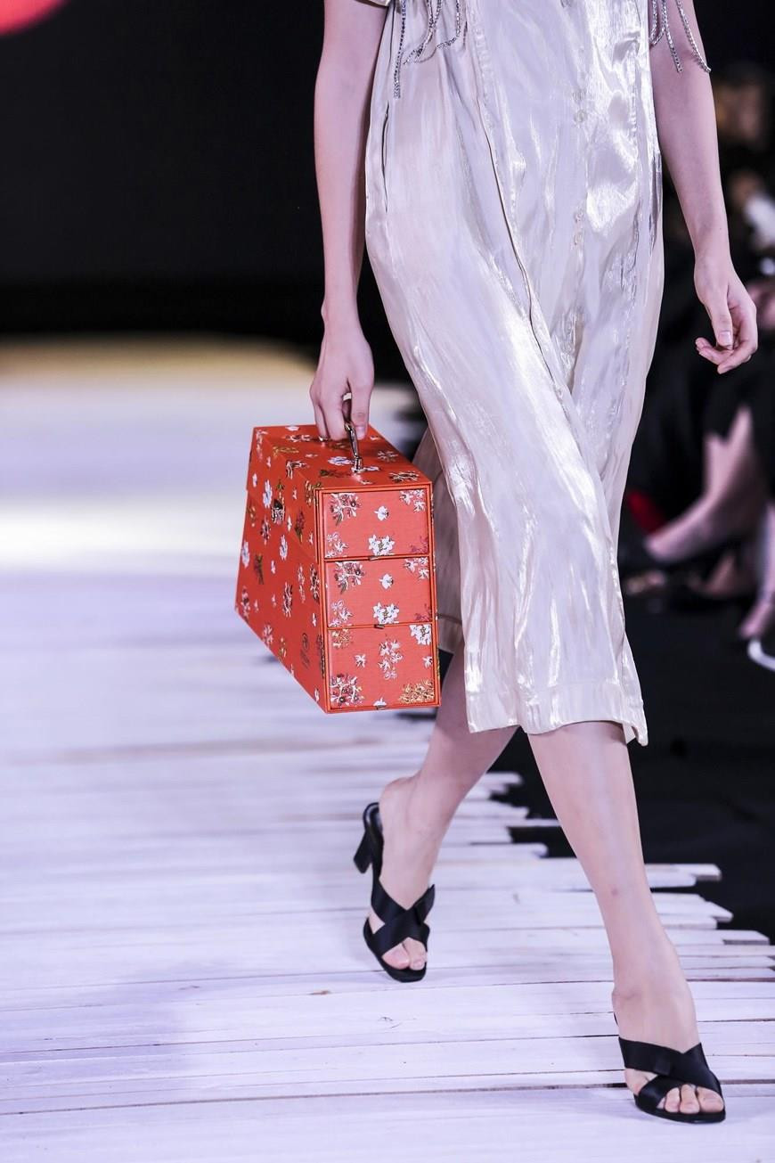 The delicate design featuring striking floral hues is expected to impress both givers and recipients during Full Moon Festival (Photo:VNA)