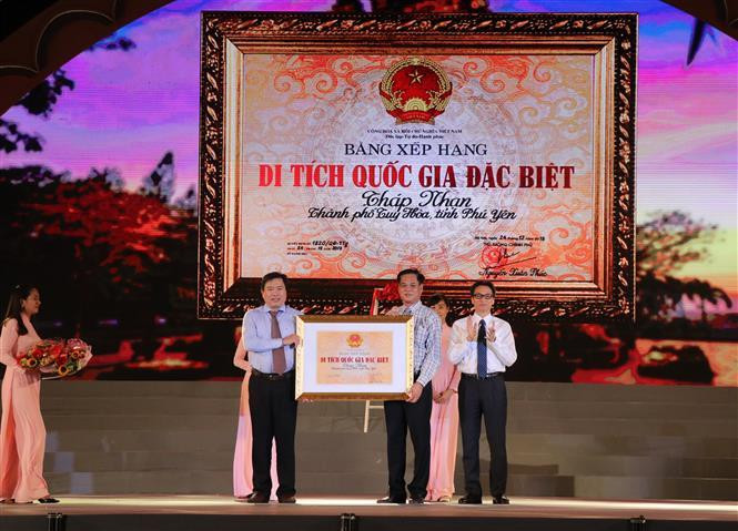 The highlight of the ceremony is Nhan tower being named as a national special relic site (Photo:VNA)