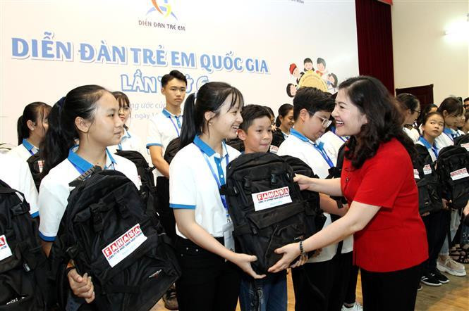 Deputy Minister of Labour, Invalids and Social Affairs Nguyen Thi Ha presents gifts to participating children at the event (Photo:VNA)