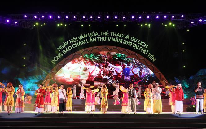 As many as 2,000 performers and artists nationwide gather at the culture and tourism festival. The occasion sees the participation of Cham people from 11 central and southern provinces including Binh Dinh, Phu Yen, Ninh Thuan, Binh Thuan, Tay Ninh, Binh Phuoc, An Giang, Da Nang city, and Ho Chi Minh City (Photo:VNA)