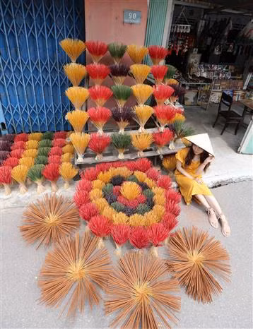 Thuy Xuan incense making village becomes a place for tourists to visit and experience (Photo: VNA)