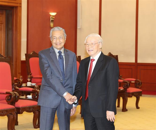 Party General Secretary and State President Nguyen Phu Trong welcomes visiting Malaysian Prime Minister Mahathir Mohamad in Hanoi, August 28 (Photo:VNA)