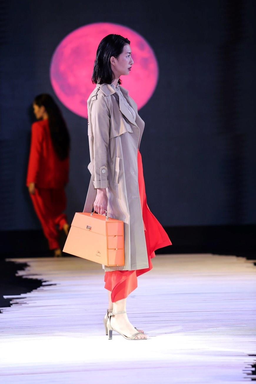 Hilton Hanoi Opera adds to the mooncake collection an elegant andoutstanding option – the fashionable Limited Handbag (Photo:VNA)