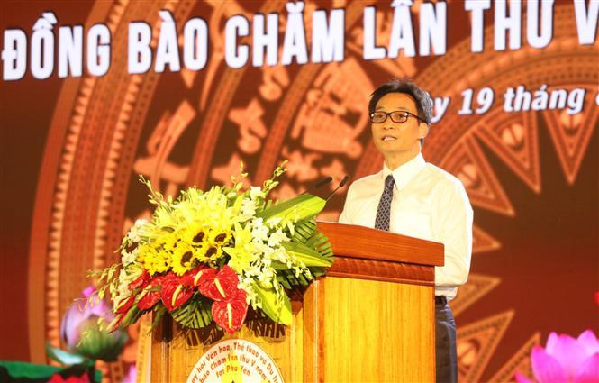 The fifth version of the Cham ethnic culture, sports, and tourism festival took place in Tuy Hoa city in the central province of Phu Yen on August 19-21, with Deputy Prime Minister Vu Duc Dam in attendance (Photo:VNA)