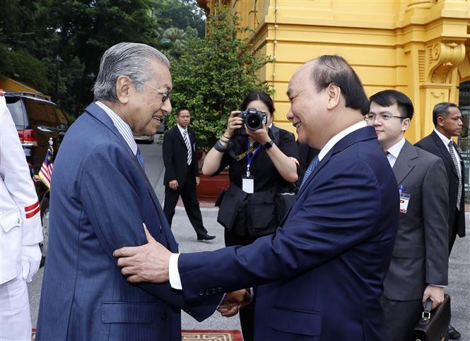 Prime Minister Nguyen Xuan Phuc welcomes his Malaysian counterpart Mahathir Mohamad in Hanoi, August 27 (Photo:VNA)