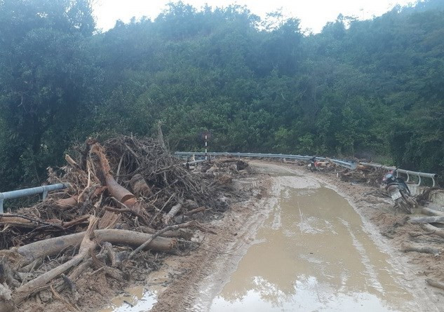 At present, the two communes of Huong Lap and Huong Viet have not yet been able to access Khe Sanh and Huong Hoa districts, Quang Tri province. Rescuers have to take a detour from Quang Binh, 200 km further with dangerous mountain road to reach the communes (Photo: Thuy Tran/Vietnam +)