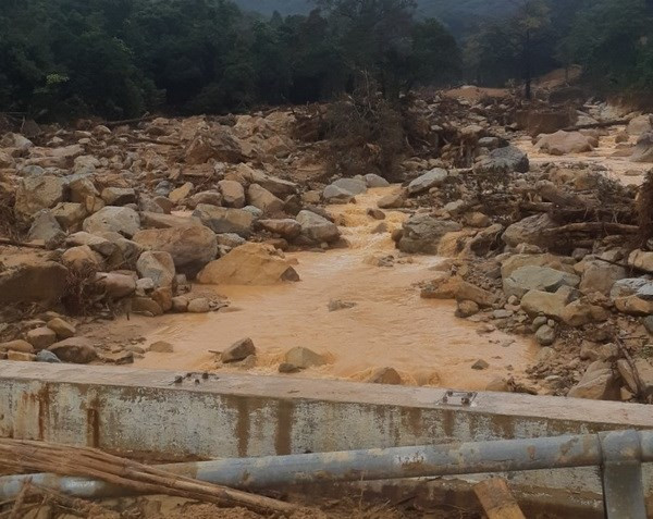 The road has been temporarily fixed, able to drive through. (Photo: Thuy Tran/Vietnam +)