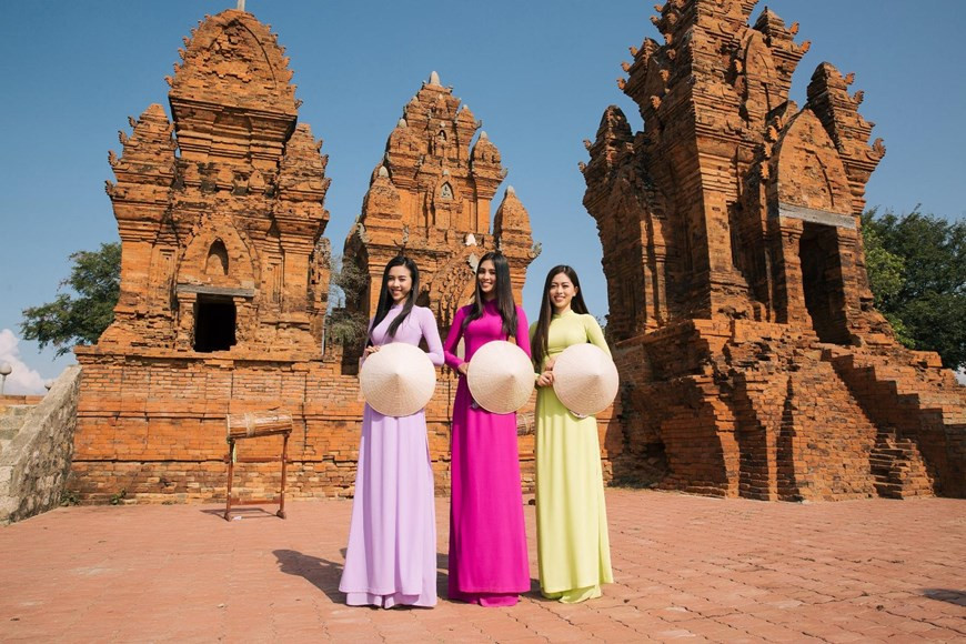 Miss Tieu Vy, first runner-up Phuong Nga and second runner-up Thuy An join Ninh Thuan Grape and Wine Festival 2019 that takes place in Phan Rang-Thap Cham city and six districts in the province from April 26 to May 2 (Photo: VNA)
