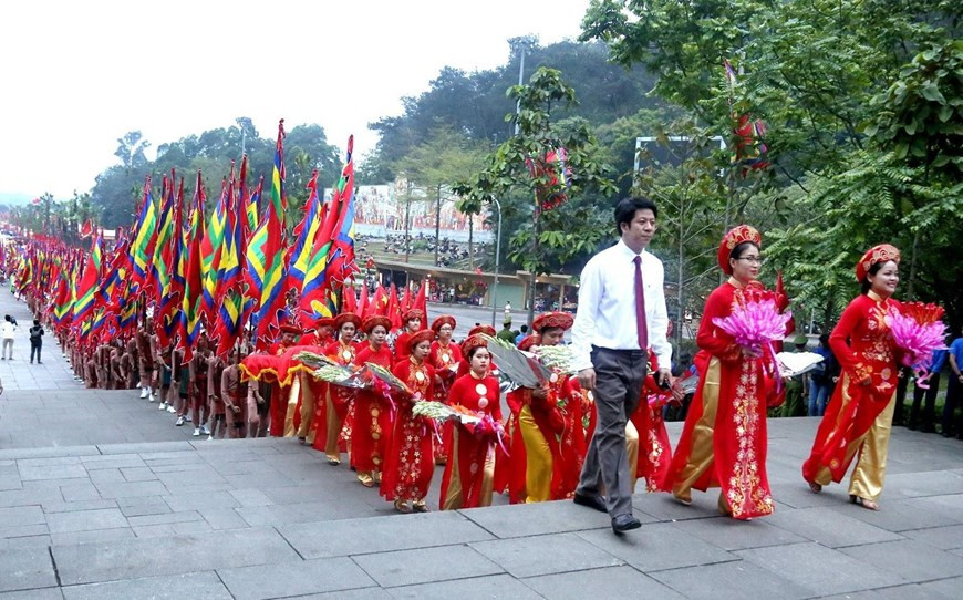 Incense offering ceremony is the most important part of the Hung Kings Temple Festival (Photo: VNA)
