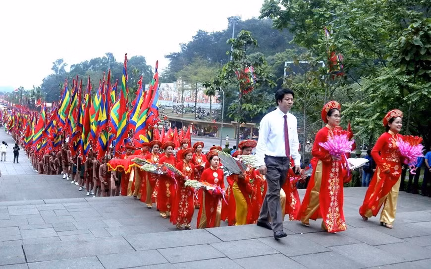 Incense offering ceremony is the most important part of the Hung Kings Temple Festival (Photo: VNA)