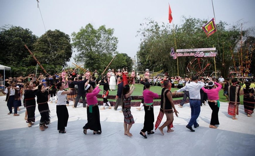 Ethnic minorities and tourists participate in dancing to celebrate Vietnamese Ethnic Culture Day (April 19) (Photo: VNA)