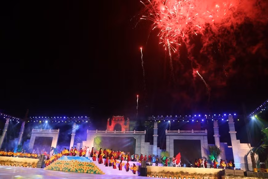 Fireworks display celebrates Hung Kings Temple Festival (Photo: VNA)