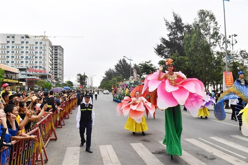 The street carnival takes place as part of the Sam Son Sea Festival 2019. It aims to mark the beginning of the tourist season in Thanh Hoa province (Photo: VNA)