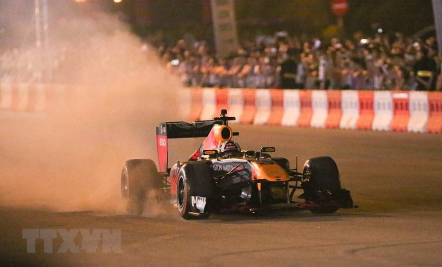  Formula One legend David Coulthard drives the Aston Martin Red Bull car and hits the streets of Hanoi, April 20. Coulthard has won 13 races and stood on the podium 62 times (Photo: VNA)