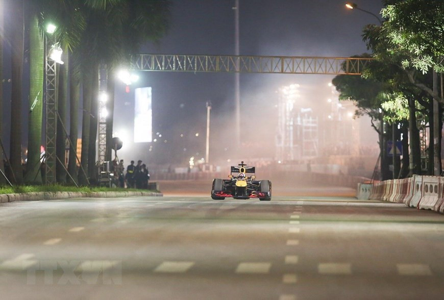  Formula One legend David Coulthard drives the Aston Martin Red Bull car and hits the streets of Hanoi, April 20. Coulthard has won 13 races and stood on the podium 62 times (Photo: VNA)
