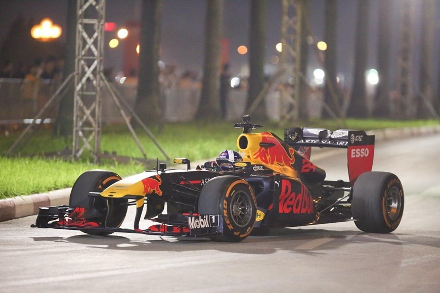 Formula One legend David Coulthard drives the Aston Martin Red Bull car and hits the streets of Hanoi, April 20. Coulthard has won 13 races and stood on the podium 62 times (Photo: VNA)