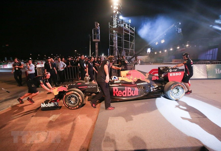 Formula One legend David Coulthard drives the Aston Martin Red Bull car and hits the streets of Hanoi, April 20. Coulthard has won 13 races and stood on the podium 62 times (Photo: VNA)