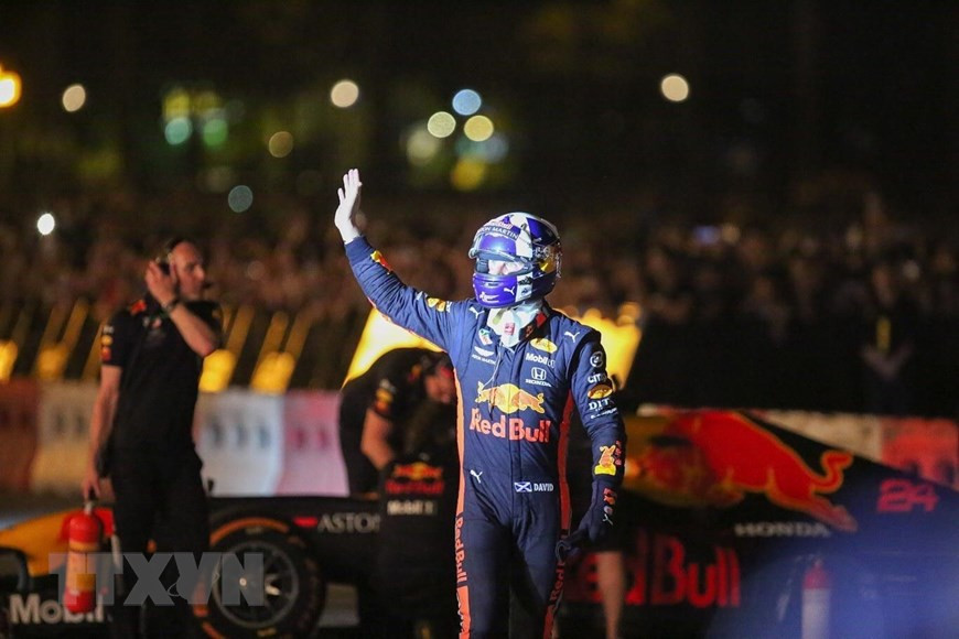 Formula One legend David Coulthard drives the Aston Martin Red Bull car and hits the streets of Hanoi, April 20. Coulthard has won 13 races and stood on the podium 62 times (Photo: VNA)