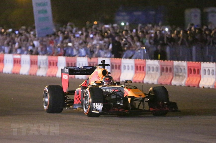 Formula One legend David Coulthard drives the Aston Martin Red Bull car and hits the streets of Hanoi, April 20. Coulthard has won 13 races and stood on the podium 62 times (Photo: VNA)
