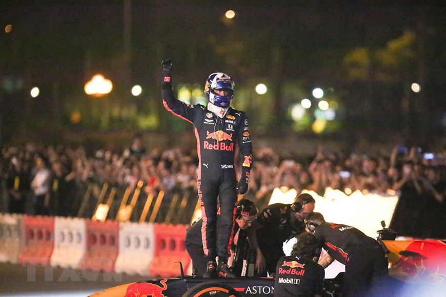 Formula One legend David Coulthard drives the Aston Martin Red Bull car and hits the streets of Hanoi, April 20. Coulthard has won 13 races and stood on the podium 62 times (Photo: VNA)