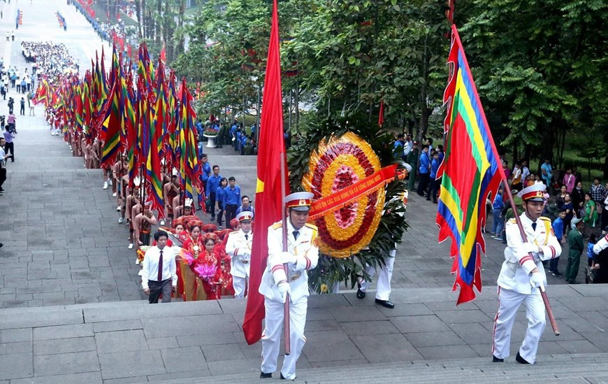Incense offering ceremony takes place at the Hung Kings Temple Relic Site on Nghia Linh Mountain (Photo: VNA)
