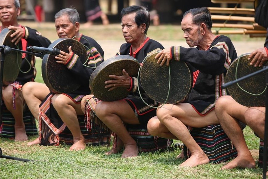 Ede artists play gongs to celebrate Vietnamese Ethnic Groups’ Culture Day (Photo: VNA)