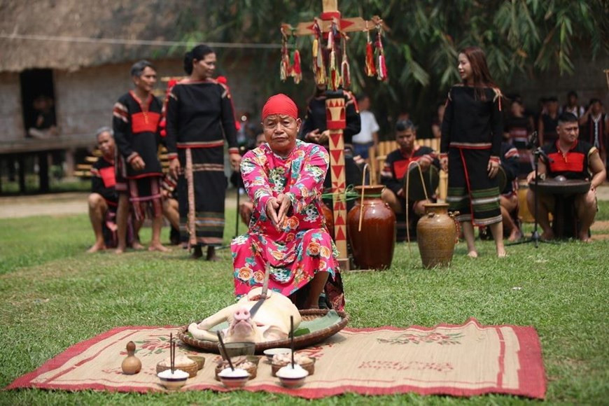 Peace prayer ceremony of Ede ethnic people is enacted at the Vietnam National Village for Ethnic Culture and Tourism (Photo: VNA)
