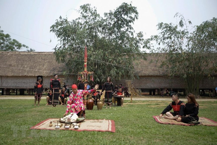  Peace prayer ceremony of Ede ethnic people is enacted at the Vietnam National Village for Ethnic Culture and Tourism (Photo: VNA)