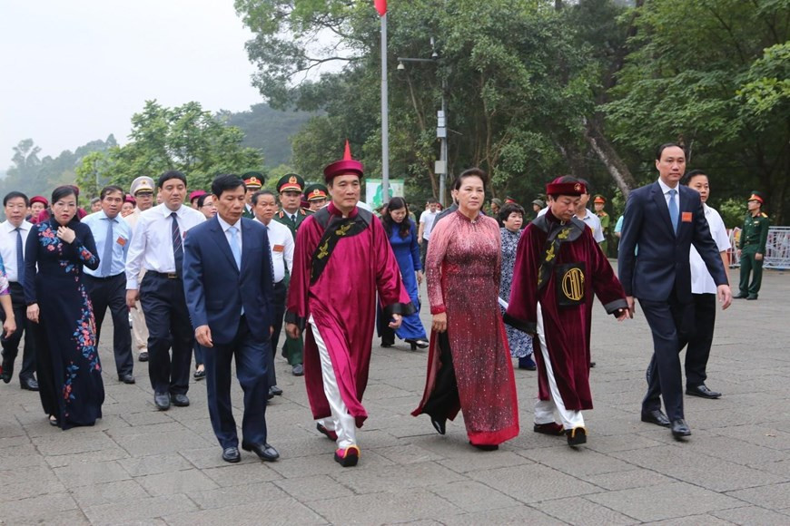 National Assembly Chairwoman Nguyen Thi Kim Ngan, representatives of ministries and agencies, and provincial leaders attend the incense offering ceremony (Photo: VNA)