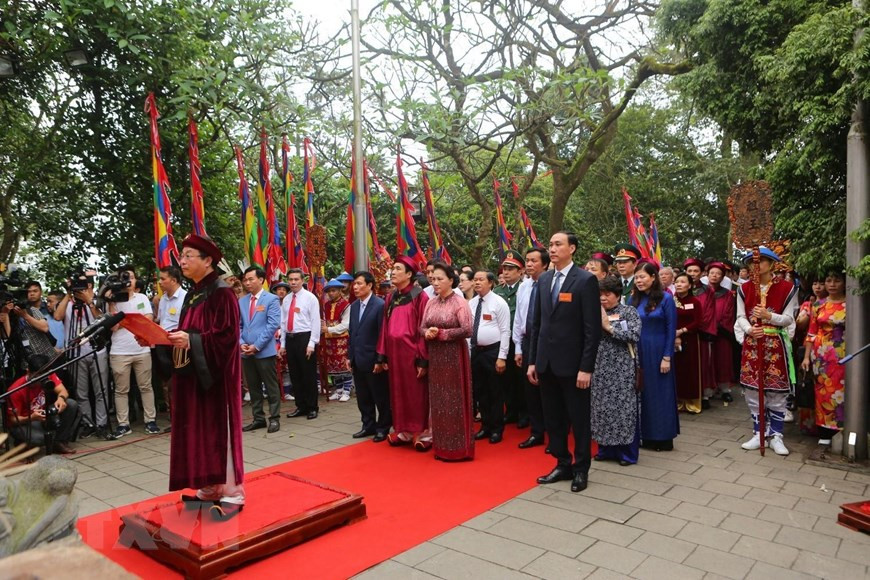 Incense offering ceremony is the most important part of the Hung Kings Temple Festival. It takes place at the Hung Kings Temple Relic Site on Nghia Linh Mountain (Photo: VNA)