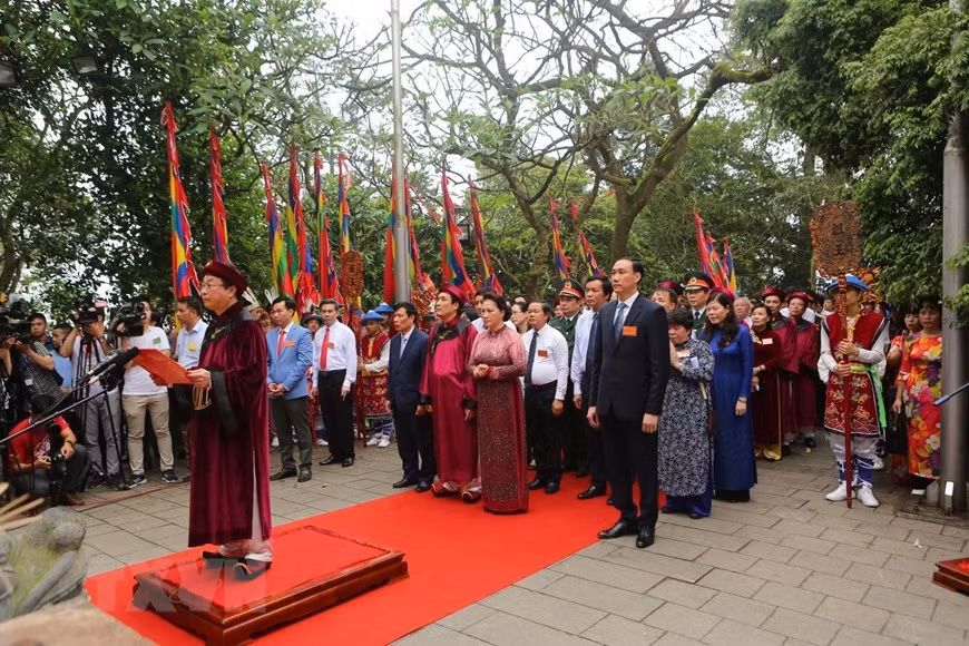 Incense offering ceremony is the most important part of the Hung Kings Temple Festival. It takes place at the Hung Kings Temple Relic Site on Nghia Linh Mountain (Photo: VNA)