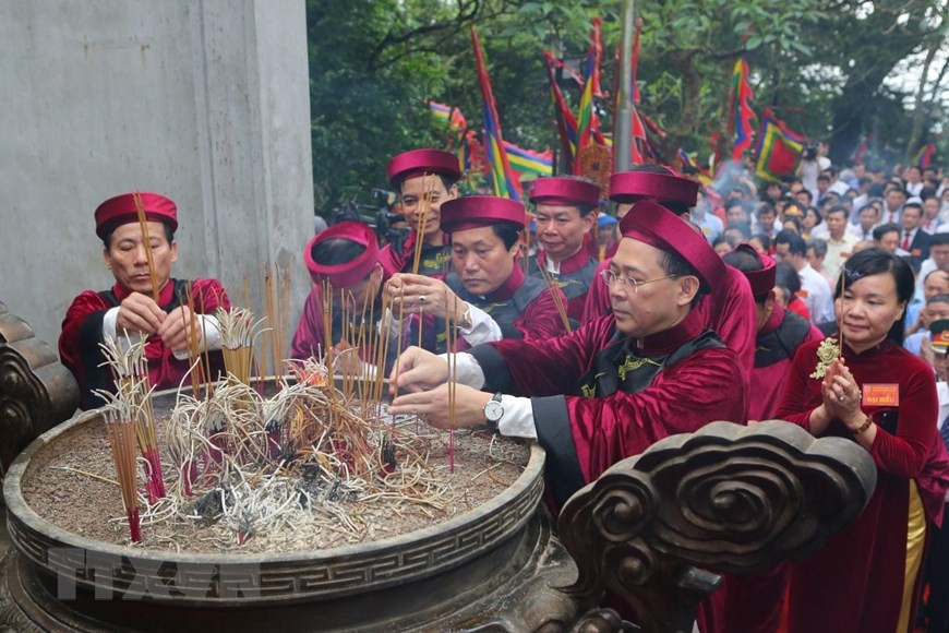 Incense offering ceremony is the most important part of the Hung Kings Temple Festival (Photo: VNA)