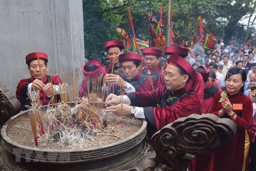 Incense offering ceremony is the most important part of the Hung Kings Temple Festival (Photo: VNA)