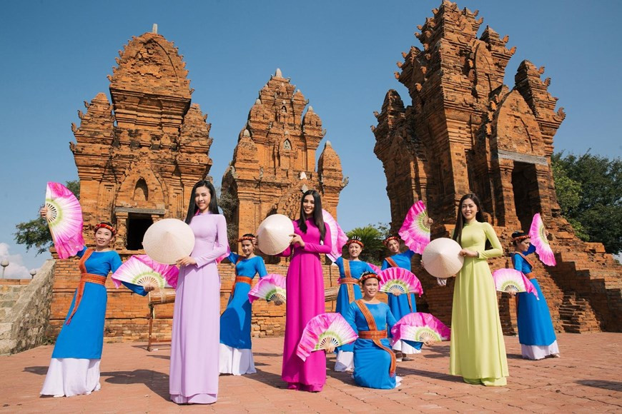 Miss Tieu Vy, first runner-up Phuong Nga and second runner-up Thuy An join Ninh Thuan Grape and Wine Festival 2019 that takes place in Phan Rang-Thap Cham city and six districts in the province from April 26 to May 2 (Photo: VNA)