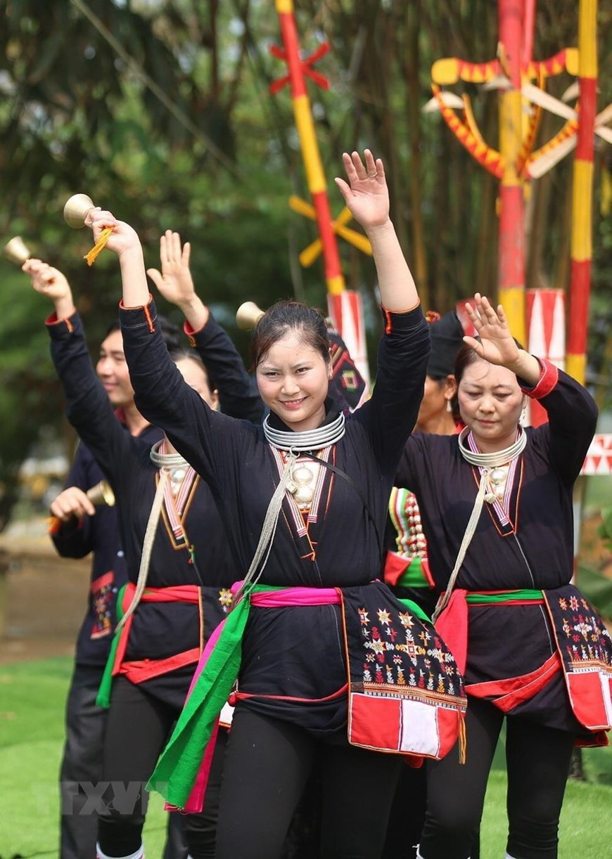 Dao ethnic girls perform traditional bell dance (Photo: VNA)