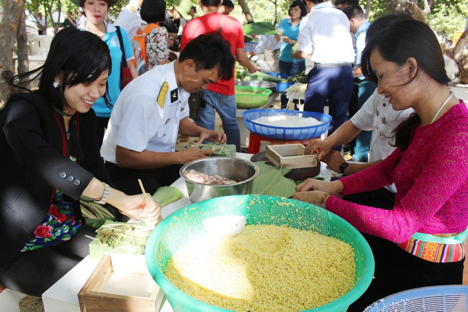 Officers join residents in making Chung cake - a traditional food for Tet (Source: VNA) 