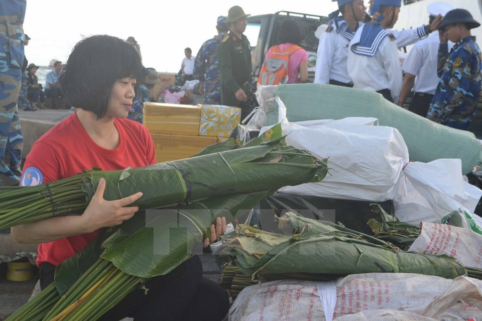 The well-wishers hope to bring a warm Lunar New Year (Tet) holiday to officers, soldiers and residents living on the islands. (Source: VNA) 