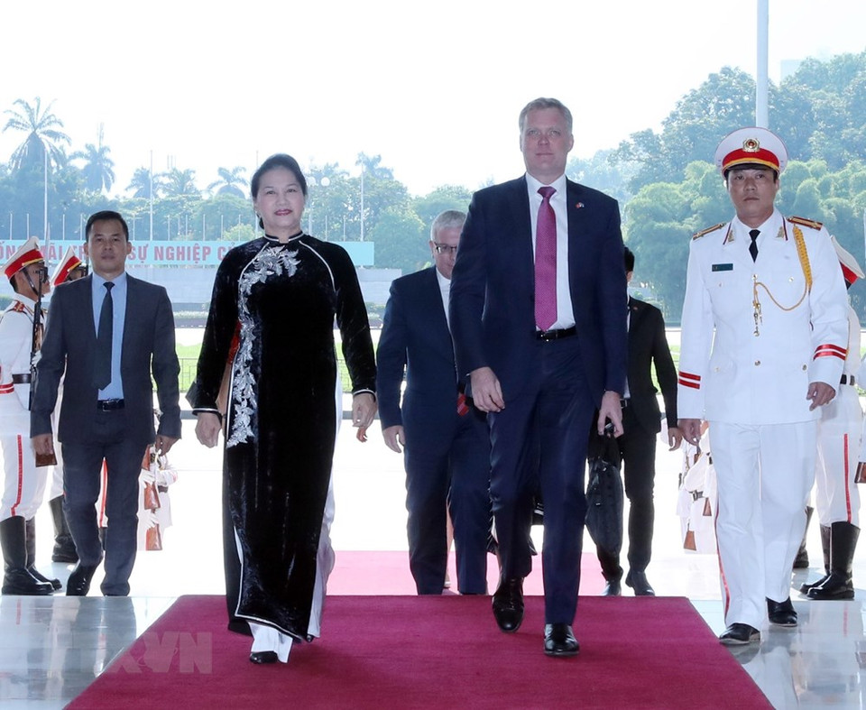 Chairwoman of the National Assembly Nguyen Thi Kim Ngan (L) welcomes Speaker of the Australian House of Representatives Tony Smith (Source: VNA)